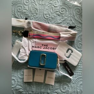 Marc Jacobs Snapshot Crossbody
Malibu Multi/Gold. Excellent Condition NWT